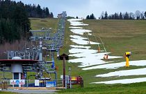 Una pista da sci chiusa in una stazione sciistica vicino a Liberec, Repubblica Ceca, gennaio 2023. Quest'anno le montagne di tutta Europa hanno sofferto di un'insolita mancanza di neve.
