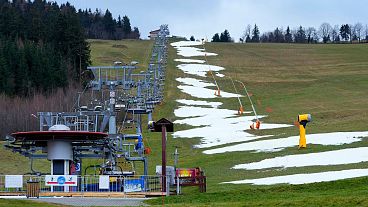 Una pista de esquí cerrada en una estación de esquí cerca de Liberec, República Checa, enero de 2023. Las montañas de toda Europa han sufrido este año una inusual falta de nieve.