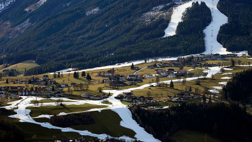 Des personnes skient sur une piste clairsemée près de Schladming, en Autriche, en janvier 2023.