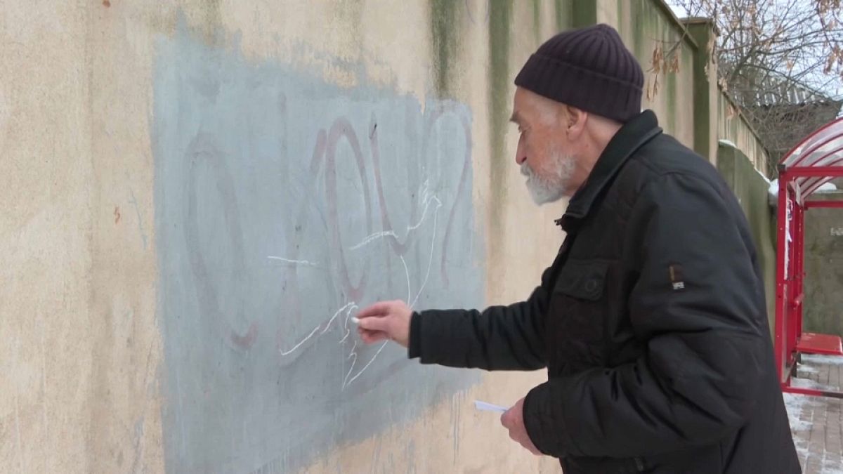 Пенсионер се противопоставя на Владимир Путин с антивоенни стенописи
