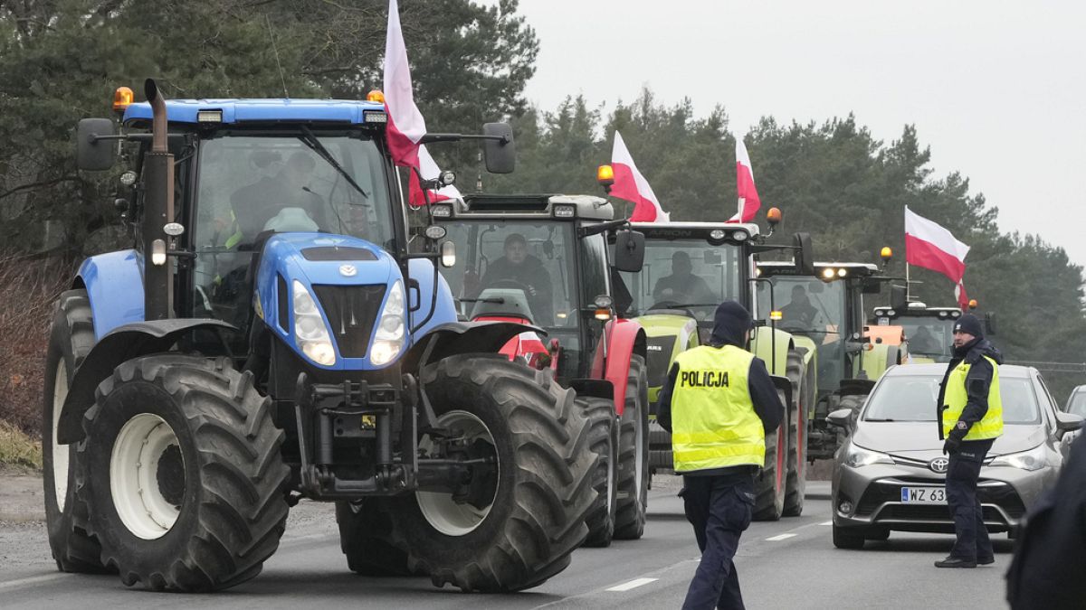Agricultores polacos bloquean una carretera principal con tractores durante una protesta en Lomianki, cerca de Varsovia, Polonia, el miércoles 6 de marzo de 2024.