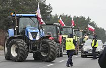 Agricultores polacos bloquean una carretera principal con tractores durante una protesta en Lomianki, cerca de Varsovia, Polonia, el miércoles 6 de marzo de 2024.