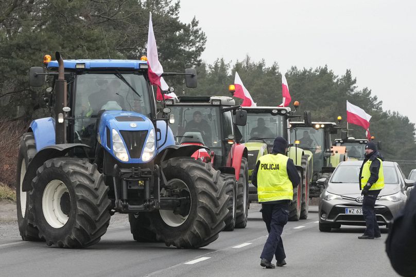 Polscy rolnicy blokują główną drogę traktorami podczas protestu w Łomiankach, niedaleko Warszawy, w Polsce, w środę, 6 marca 2024 roku.
