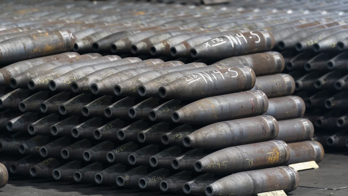 155 milliméteres tüzérségi lövedékek egy amerikai üzemben