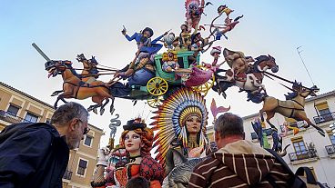 La gente asiste al Festival de Fallas en Valencia, España, el jueves 16 de marzo de 2023.