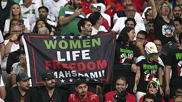 Masa Aminiért demonstráltak a lelátón az Anglia-Irán mérkőzésen, a 2022-es focivébén