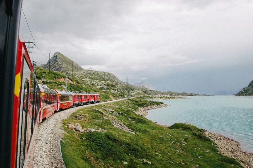 Disfruta de vistas como esta de Suiza en tu aventura Interrail.