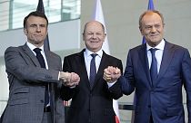 El canciller alemán Olaf Scholz (centro), el presidente francés Emmanuel Macron (izquierda) y el primer ministro polaco Donald Tusk en Berlín, Alemania, 15 de marzo de 2024.