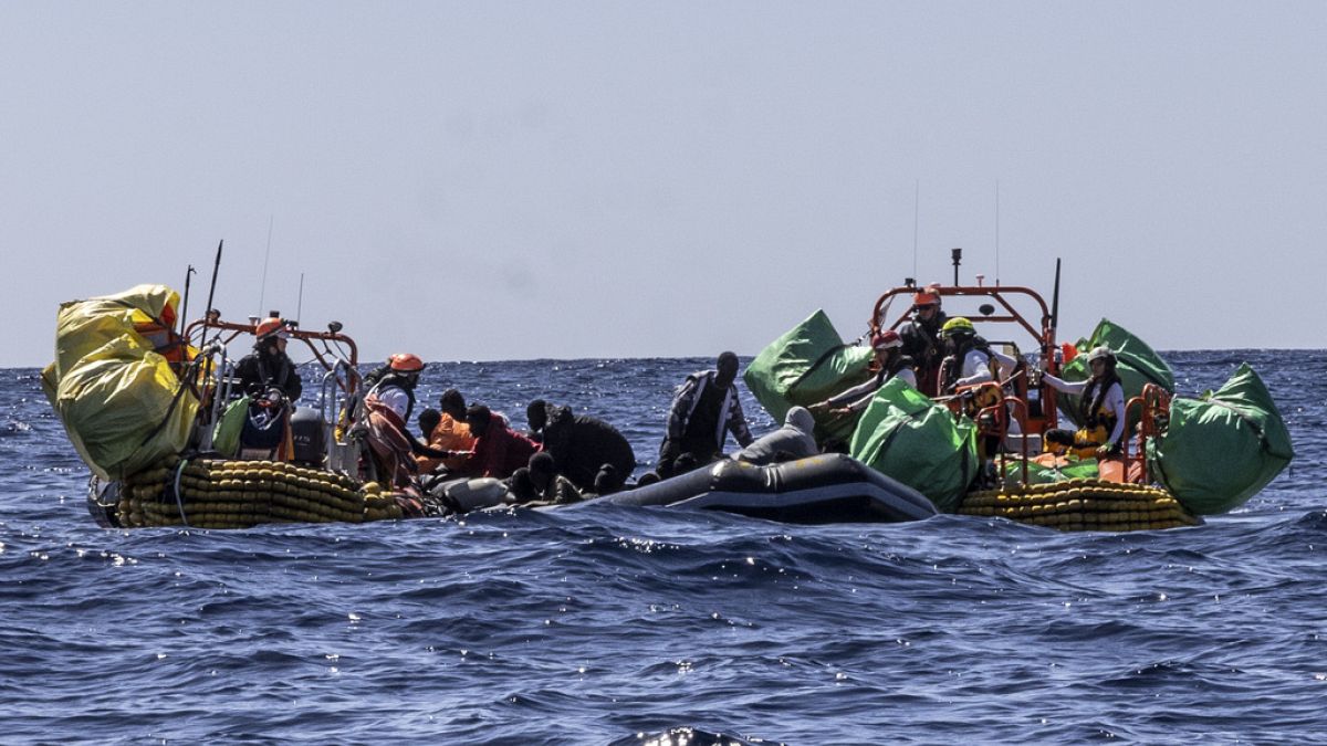 Personal des SOS Mediterranee-Hilfsschiffs Ocean Viking birgt Migranten aus einem Schlauchboots im zentralen Mittelmeer, 13. März 2024.