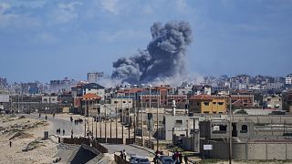 Colonna di fumo dopo un attacco aereo israeliano nella Striscia di Gaza