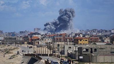Füst száll fel egy izraeli légicsapást követően a Gázai övezetben 2024. március 15-én