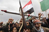 Huthi-Anhänger bei einer Kundgebung gegen die US-Luftangriffe auf den Jemen und die israelische Offensive im Gazastreifen. Sanaa, 8. März 2024