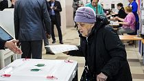 Seniorin bei der Stimmabgabe. Moskau, 16. März 2024