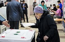 Una donna vota in uno dei seggi aperti in Russia