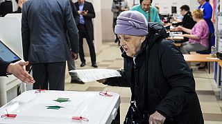Un électrice russe dans un bureau de vote, samedi 16 mars 2024.