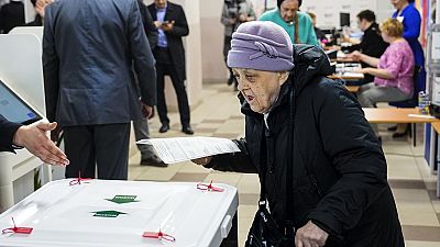 Una donna vota in uno dei seggi aperti in Russia