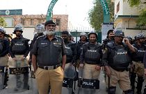 نیروهای امنیتی پاکستان در بیرون از یک اداره کمیسیون رای گیری به تاریخ دهم فوریه ۲۰۲۴