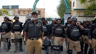 نیروهای امنیتی پاکستان در بیرون از یک اداره کمیسیون رای گیری به تاریخ دهم فوریه ۲۰۲۴