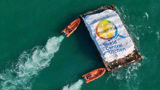 کمک های بشردوستانه حمل شده از یک کشتی به نوارغزه