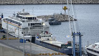 O segundo navio, à esquerda, com ajuda alimentar do grupo World Central Kitchen prepara-se para partir para Gaza no porto de Larnaca