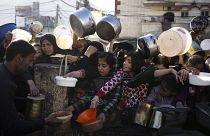 فلسطينيون يتجمعون للحصول على حصتهم من الطعام في رفح 