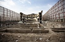 Le rovine del teatro di Mariupol dopo essere stato distrutto dal bombardamento russo