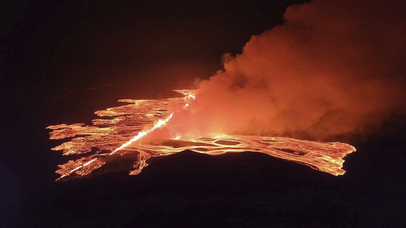 Dieses Bild aus einem Video des isländischen Zivilschutzes zeigt den Lavaausbruch aus dem Vulkan zwischen Hagafell und Stóri-Skógfell, Island. 16. März 2024.