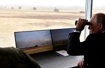 ولادیمیر پوتین در حال نظارت بر رزمایش نظامیان روسیه در سال ۲۰۱۹