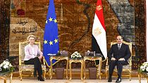 Η Πρόεδρος της Κομισιόν Ούρσουλα φον ντερ Λάιεν με τον Αιγύπτιο πρόεδρο Αλ Σίσι από παλαιότερη συνάντησή τους στο Κάιρο