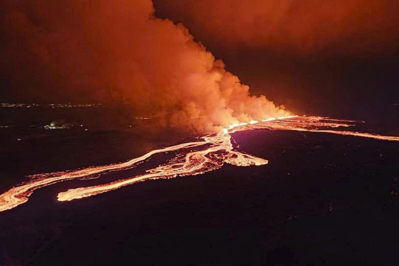 Lava bricht aus einem Vulkan in Island, am Samstag, 16. März 2024.