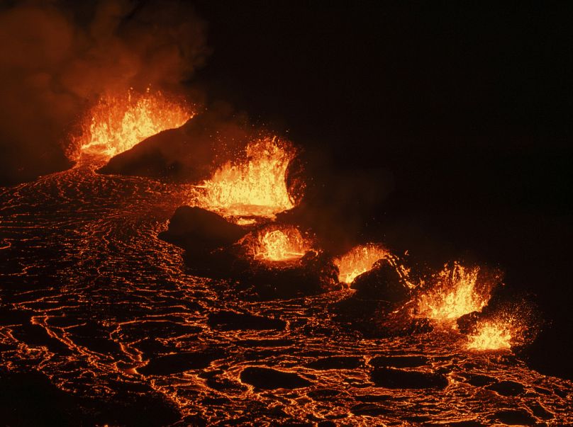 Fessura eruttiva con la lava di un'eruzione vulcanica che scorre vicino alla città di Grindavik, in Islanda, mercoledì sera, 20 mar