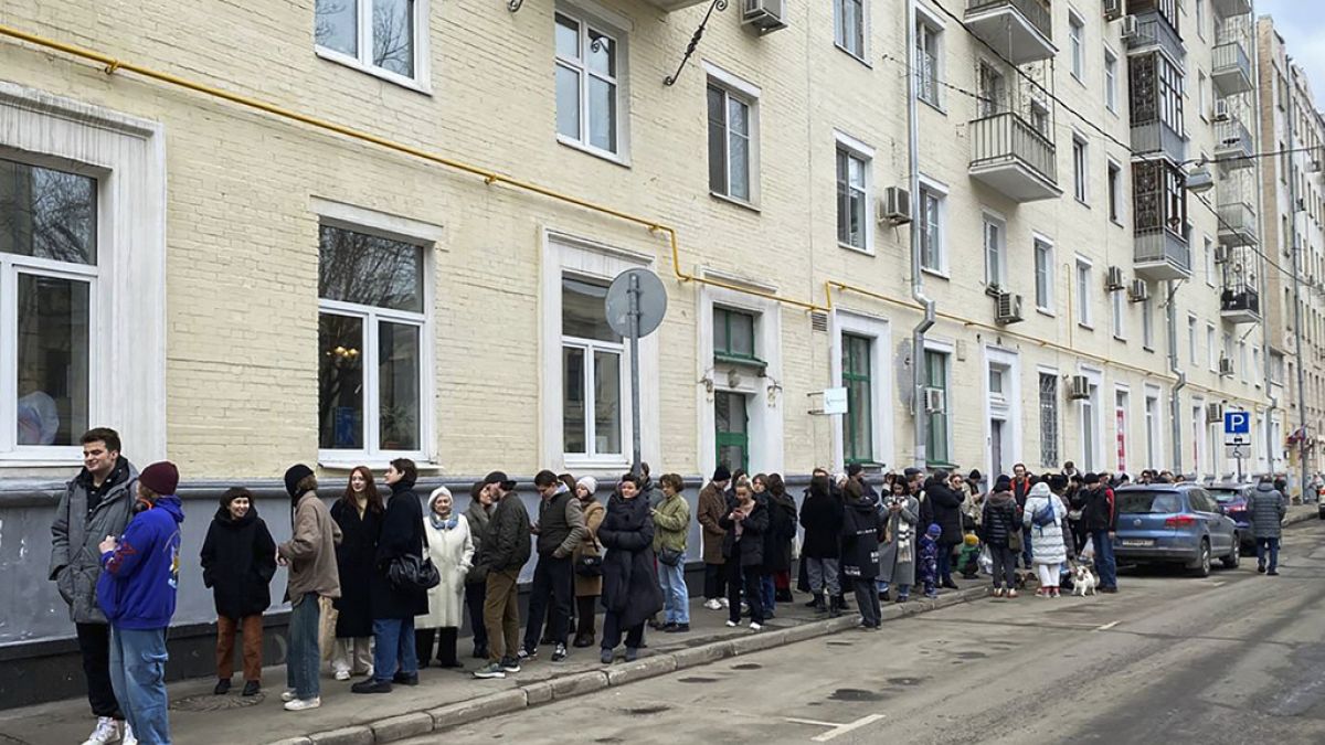 Persone in fila fuori da un seggio elettorale di Mosca a mezzogiorno, Russia, 17 marzo 2024 