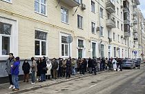 Persone in fila fuori da un seggio elettorale di Mosca a mezzogiorno, Russia, 17 marzo 2024 