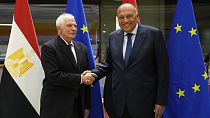 Der Leiter der Außenpolitik der Europäischen Union, Josep Borrell, schüttelt dem ägyptischen Außenminister Sameh Shoukry in Brüssel im Januar 2024 die Hand.