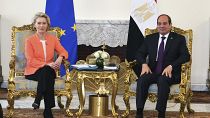 O chefe da política externa da União Europeia, Josep Borrell, aperta a mão ao ministro dos Negócios Estrangeiros do Egipto, Sameh Shoukry, em Bruxelas, em janeiro de 2024