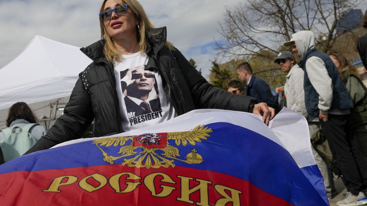 Putyin támogatója egy belgrádi orosz nyelvű iskola előtt 