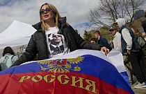 Putyin támogatója egy belgrádi orosz nyelvű iskola előtt 