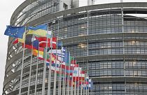 پرچم کشورهای عضو اتحادیه اروپا در ساختمان پارلمان اروپا