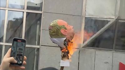 حرق مجسم بوتين في براغ