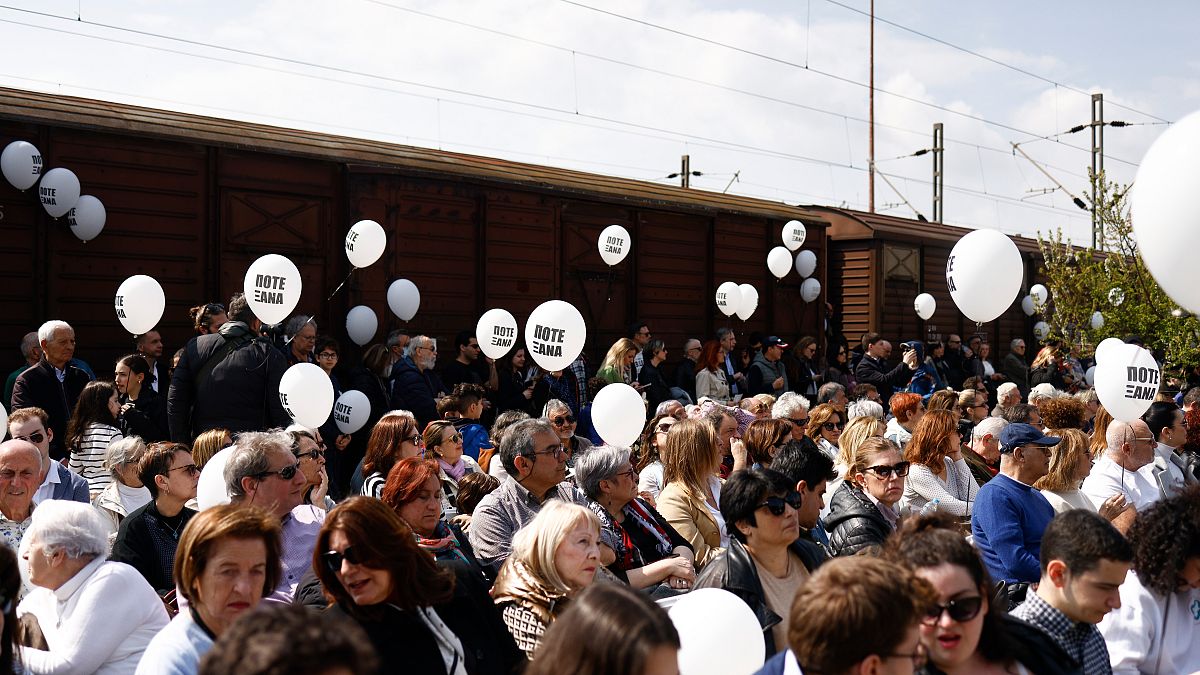 Κόσμος συμμετέχει στη σιωπηλή πορεία μνήμης για τα θύματα του Ολοκαυτώματος, στη Θεσσαλονίκη
