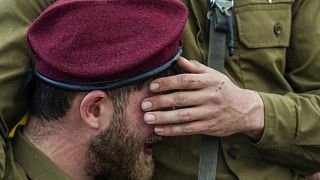 جندي إسرائيلي يبكيخلال تشييع أحد الجنود الذين قتلوا في غزة
