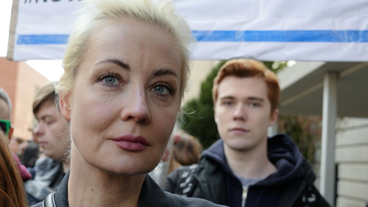 Navalnaja a berlini orosz nagykövetséghez közeli választóhelyiség előtt állt más szavazókkal együtt 