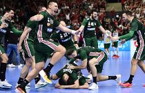 A magyar csapat ünnepel, miután legyőzte Portugáliát és kijutott az olimpiára a Tatabányai Multifunkciós Csarnokban 2024. március 17-én.