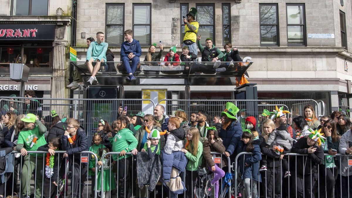 Zuschauer während der St. Patrick's Day Parade in Dublin, Irland, am Sonntag, den 17. März 2024.