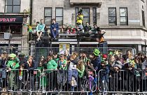 Zuschauer während der St. Patrick's Day Parade in Dublin, Irland, am Sonntag, den 17. März 2024.