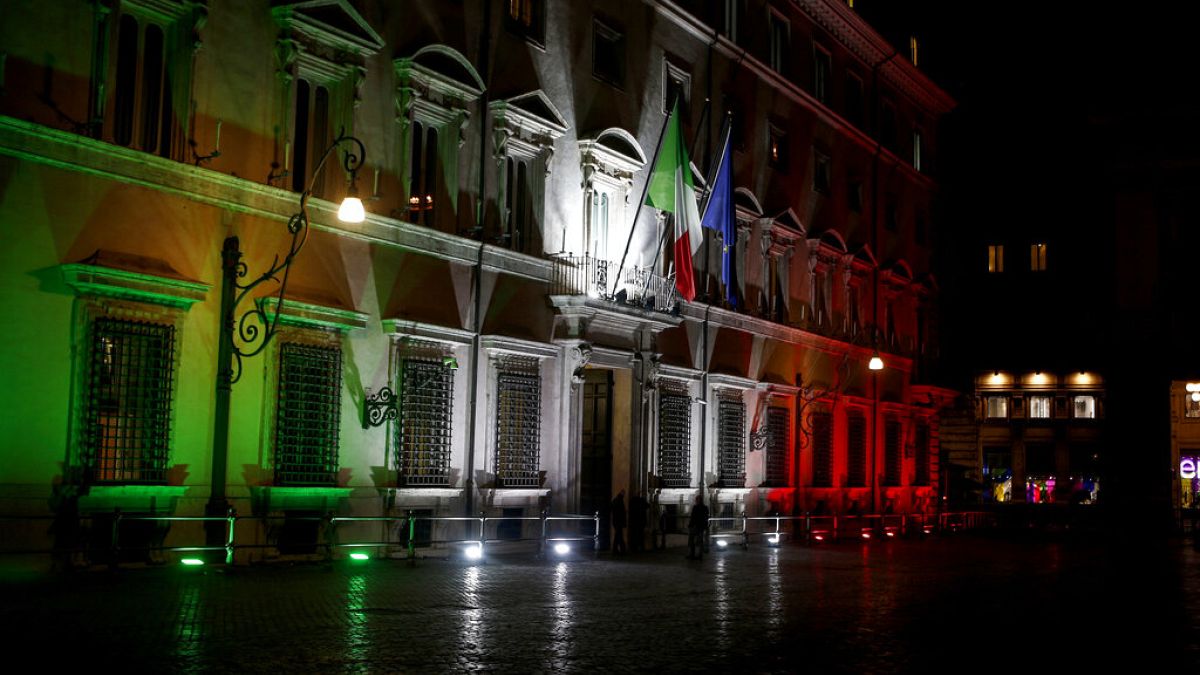 Το κυβερνητικό μέγαρο της Ιταλίας, το Παλάτσο Κίτζι, φωτισμένο στα χρώματα της ιταλικής σημαίας- εικόνα αρχείου