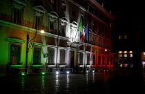 Το κυβερνητικό μέγαρο της Ιταλίας, το Παλάτσο Κίτζι, φωτισμένο στα χρώματα της ιταλικής σημαίας- εικόνα αρχείου