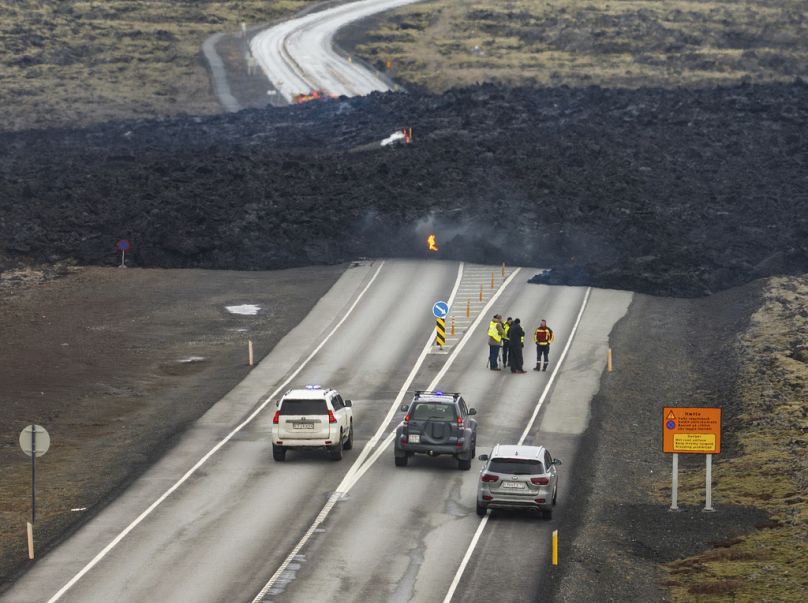 Die Lava auf einer Straße nach Grindavik, Island, Sonntag, 17. März 2024.