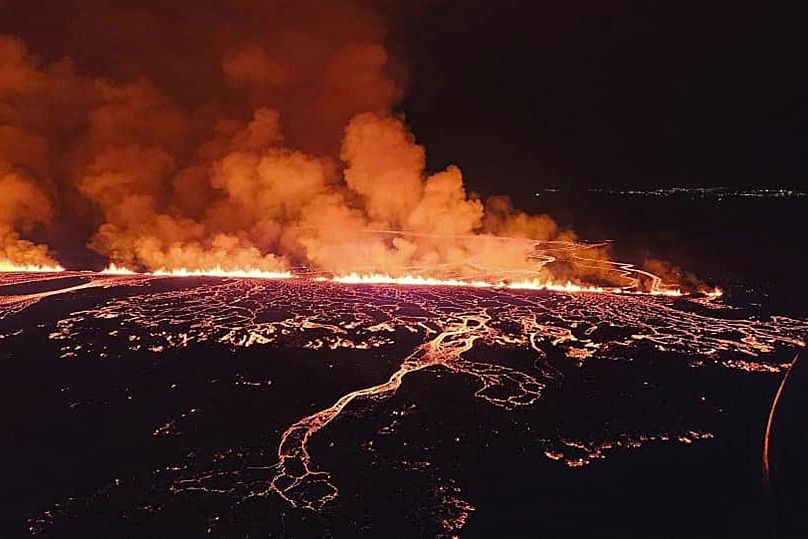Esta imagen proporcionada por la Defensa Civil de Islandia muestra lava en erupción de un volcán entre Hagafell y Stóri-Skógfell, Islandia, el sábado 16 de marzo de 2024.