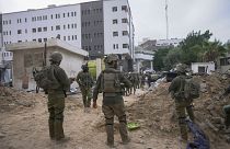 سربازان اسرائیلی در اطراف بیمارستان شفا به تاریخ ۲۲ نوامبر ۲۰۲۳ (دوم آذرماه)